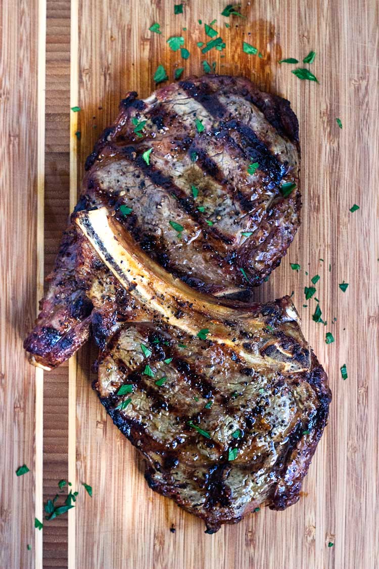 Este filete Rib Eye perfecto tiene un condimento que incluye semilla de eneldo y naranja la cáscara y después de asar está cubierta con mantequilla compuesta. ¡El paraíso de los bistecs! www.keviniscooking.com 
