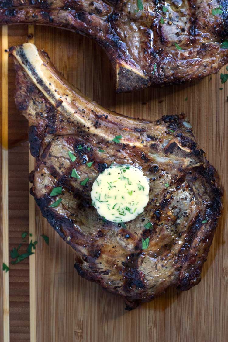 Este filete Rib Eye perfecto tiene un condimento que incluye semilla de eneldo y naranja la cáscara y después de asar está cubierta con mantequilla compuesta. ¡El paraíso de los bistecs! www.keviniscooking.com 