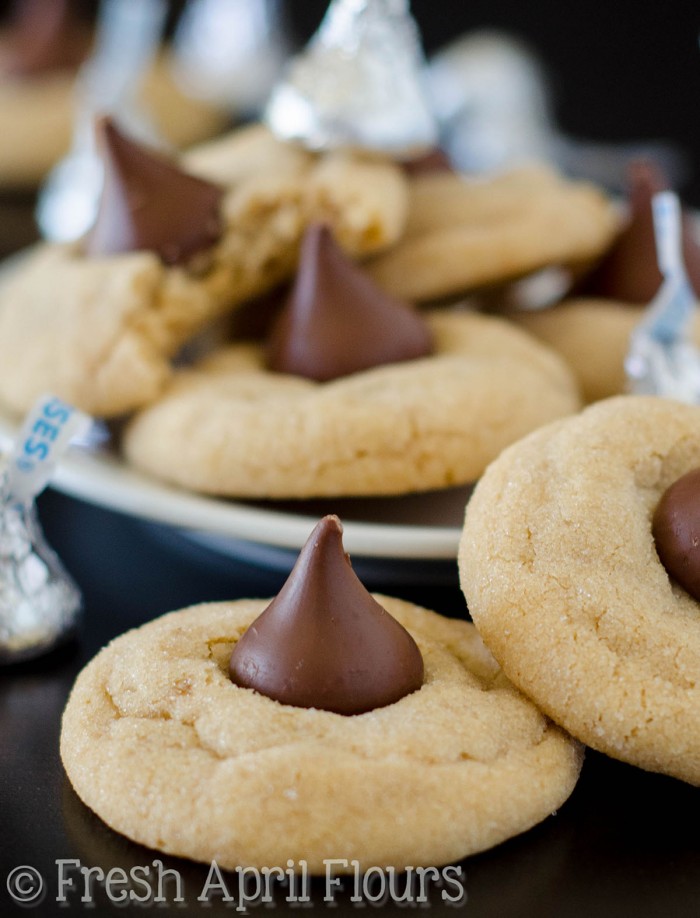 Flores de mantequilla de maní: suaves y masticables galletas de mantequilla de maní cubiertas con un chocolate con leche Hershey's Kiss.