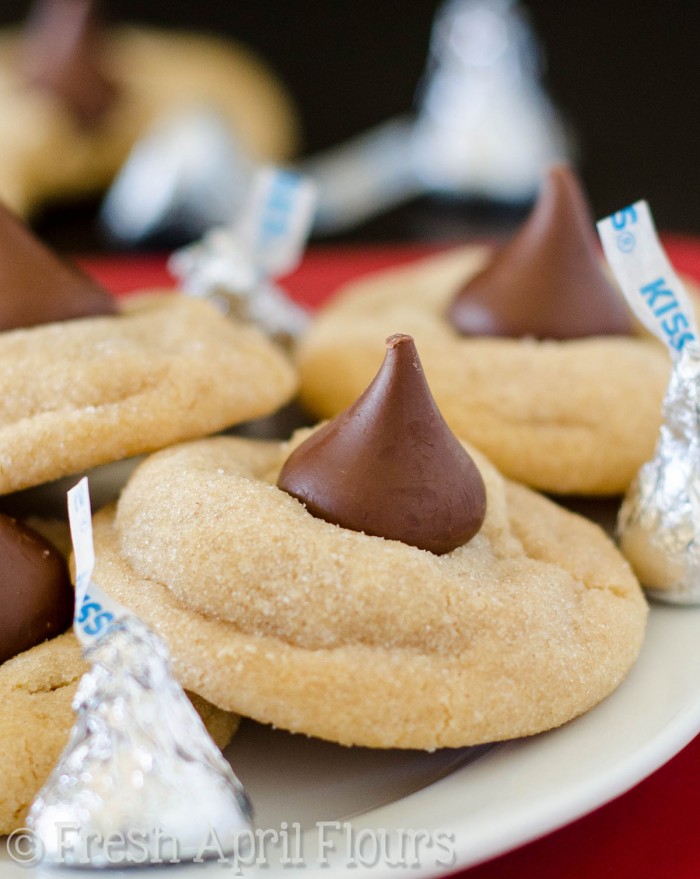 Flores de mantequilla de maní: suaves y masticables galletas de mantequilla de maní cubiertas con un chocolate con leche Hershey's Kiss.