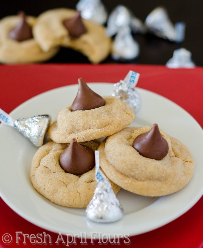 Flores de mantequilla de maní: suaves y masticables galletas de mantequilla de maní cubiertas con un chocolate con leche Hershey's Kiss.