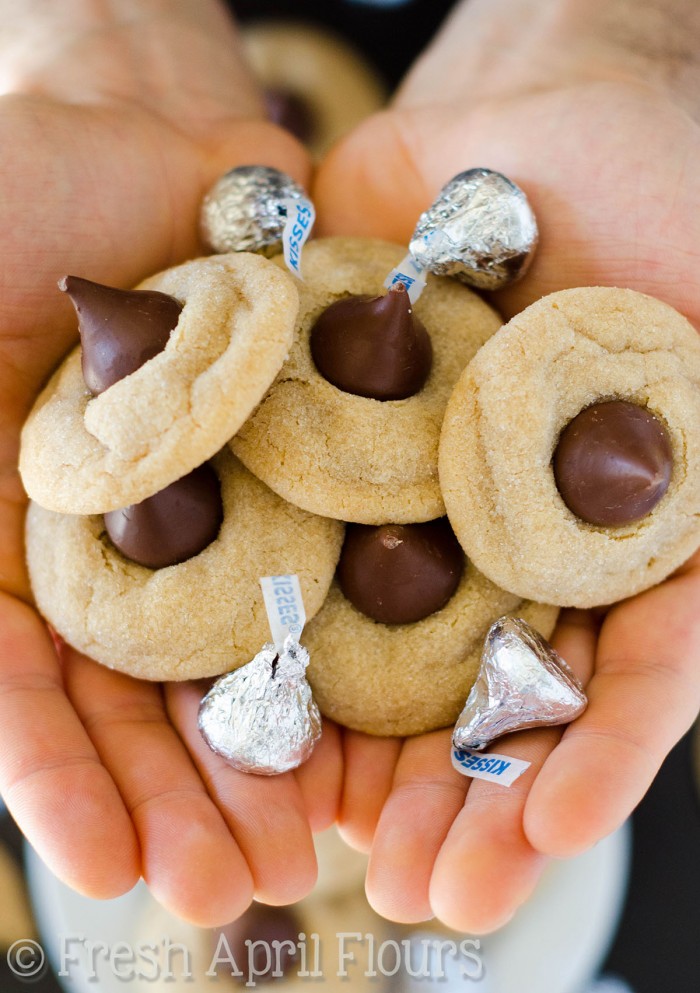 Flores de mantequilla de maní: suaves y masticables galletas de mantequilla de maní cubiertas con un chocolate con leche Hershey's Kiss.