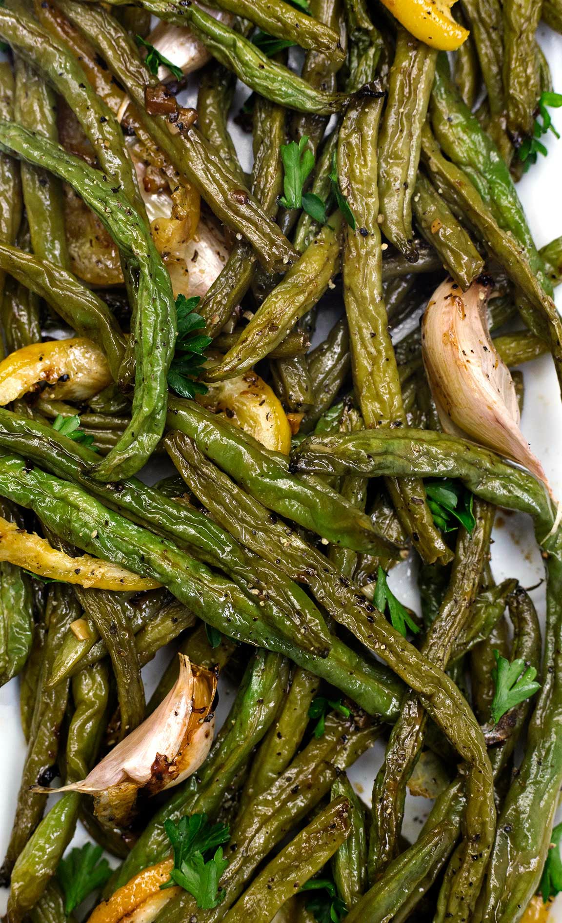 Estas judĂas verdes asadas con limĂłn y ajo son sĂşper fáciles de hacer, deliciosas, llenas de sabor y tienen solo cuatro ingredientes. ¡Ahora que está ganando en la vida! | sodamndelish.com
