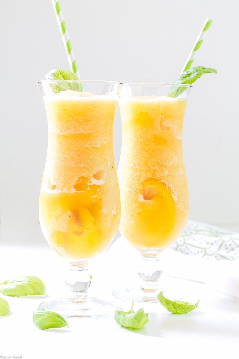 Frozen Peach Basil Daiquiri bebida receta