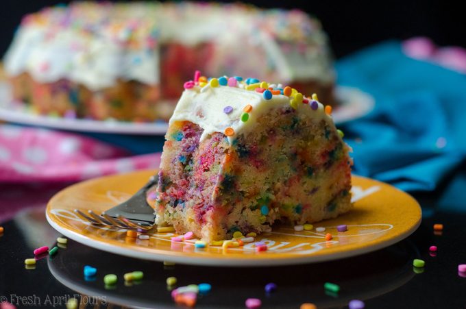 Pastel Funfetti Bundt con glaseado de Ganache de chocolate blanco batido: Pastel blanco clásico cargado de chispas y cubierto con un ganache de chocolate blanco mantecoso.