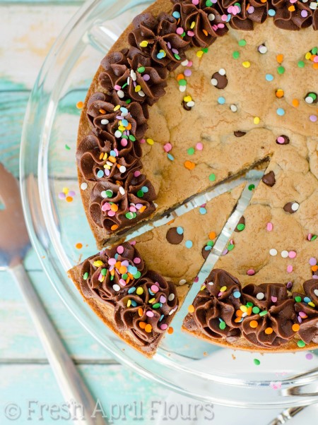Pastel de galletas de chispas de chocolate con glaseado de dulce de chocolate: ¡La mejor manera de comer una galleta de chispas de chocolate! Suave en el centro, masticable en los bordes y el lienzo perfecto para decorar para su celebración.