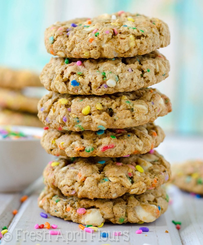 Galletas de avena con chip de chocolate blanco Funfetti: ¡Galletas de avena suaves y masticables rellenas con trocitos de chocolate blanco y un montón de chispas para celebrar cualquier ocasión!