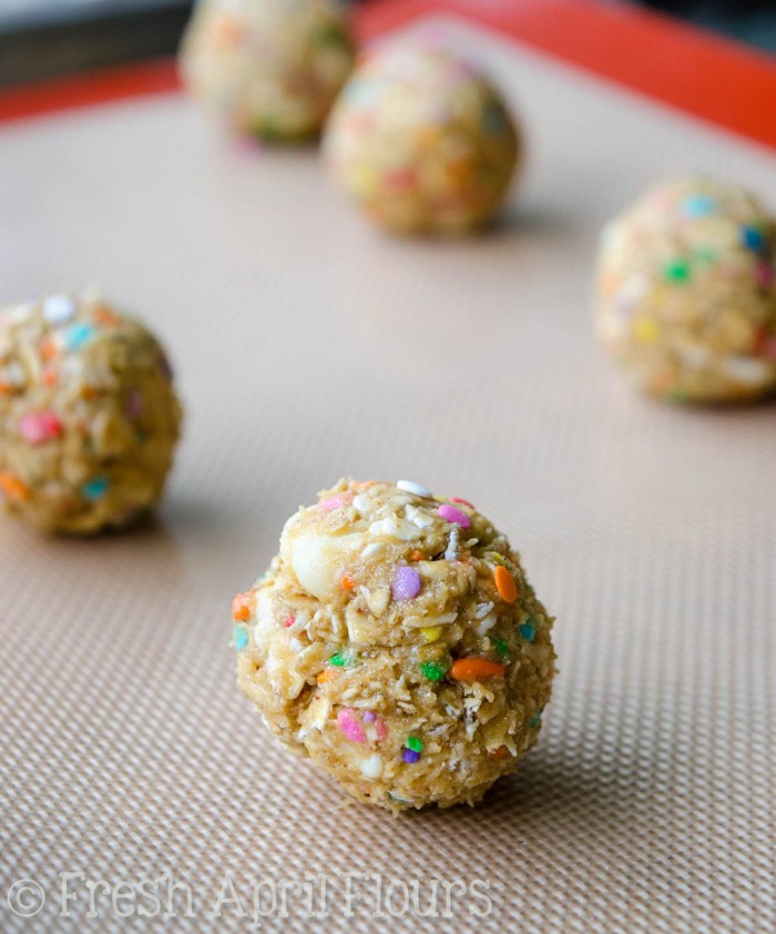 Galletas de avena con chip de chocolate blanco Funfetti: ¡Galletas de avena suaves y masticables rellenas con trocitos de chocolate blanco y un montón de chispas para celebrar cualquier ocasión!
