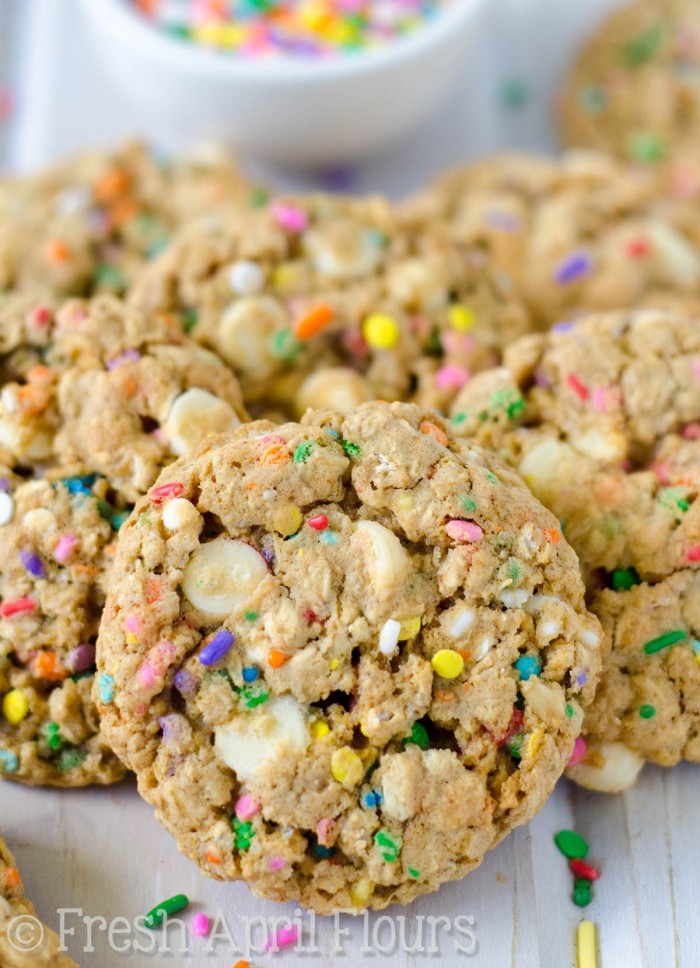 Galletas de avena con chip de chocolate blanco Funfetti: ¡Galletas de avena suaves y masticables rellenas con trocitos de chocolate blanco y un montón de chispas para celebrar cualquier ocasión!