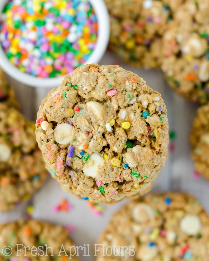Galletas de avena con chip de chocolate blanco Funfetti: ¡Galletas de avena suaves y masticables rellenas con trocitos de chocolate blanco y un montón de chispas para celebrar cualquier ocasión!