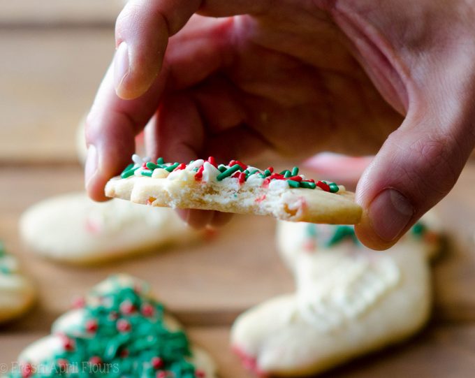 Galletas de azĂșcar recortadas de menta: No es necesario enfriar la masa para estas galletas de azĂșcar blandas que son perfectas para decorar con chocolate, glaseado o rociado. Bordes nĂtidos, centros suaves y llenos de trozos de bastones de caramelo.
