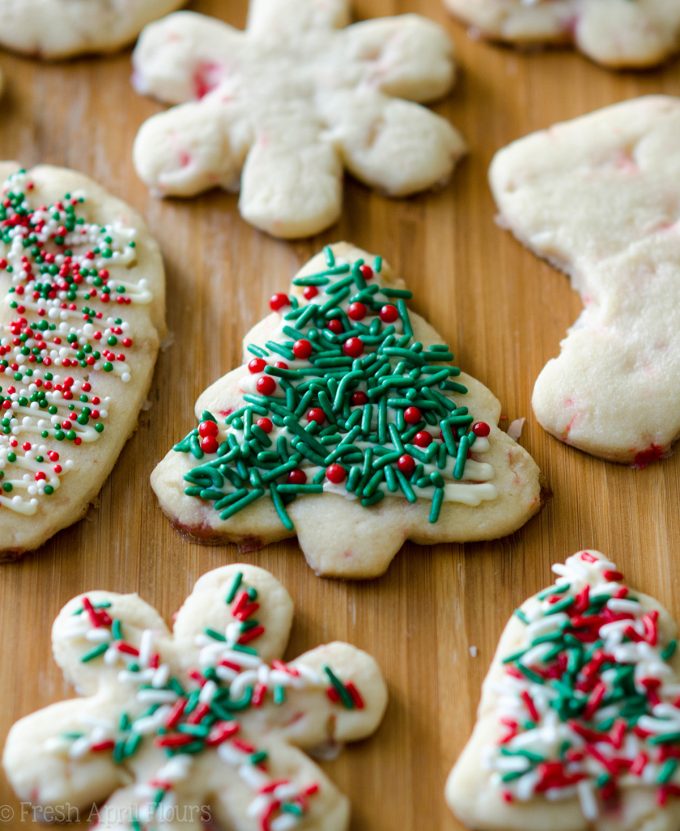 Galletas de azĂșcar recortadas de menta: No es necesario enfriar la masa para estas galletas de azĂșcar blandas que son perfectas para decorar con chocolate, glaseado o rociado. Bordes nĂtidos, centros suaves y llenos de trozos de bastones de caramelo.