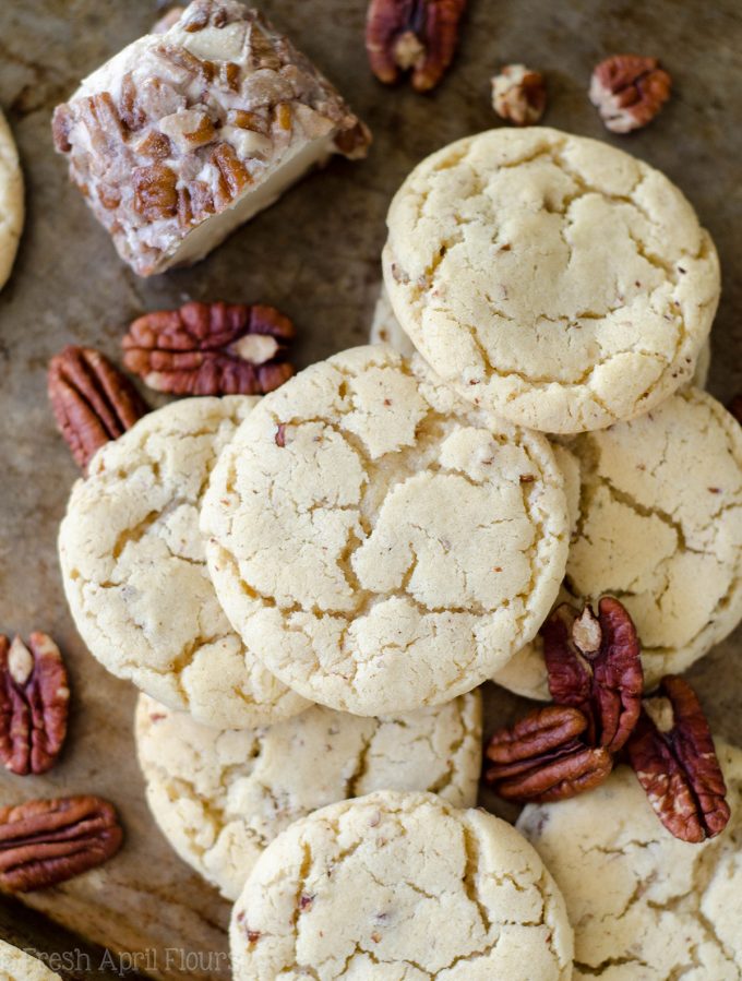 Galletas de azĂșcar de queso de cabra y pacanas de arce: galletas de azĂșcar dulces y ĂĄcidas hechas con queso de cabra de pacana de arce.
