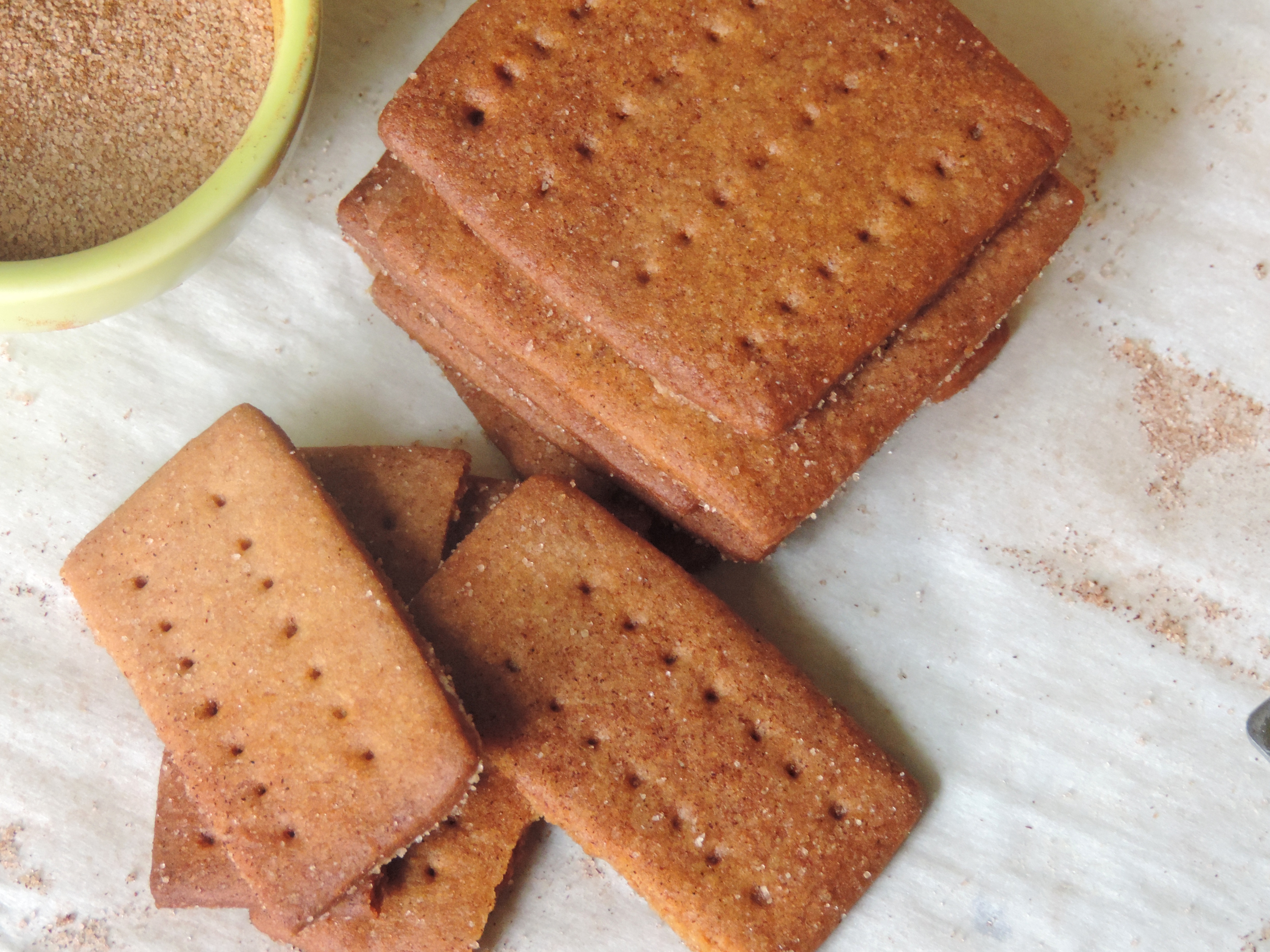 Galletas de canela Graham caseras: crujientes, mantecosas y mucho más fáciles de lo que crees. ¡Mejor de lo que encuentras en una caja!