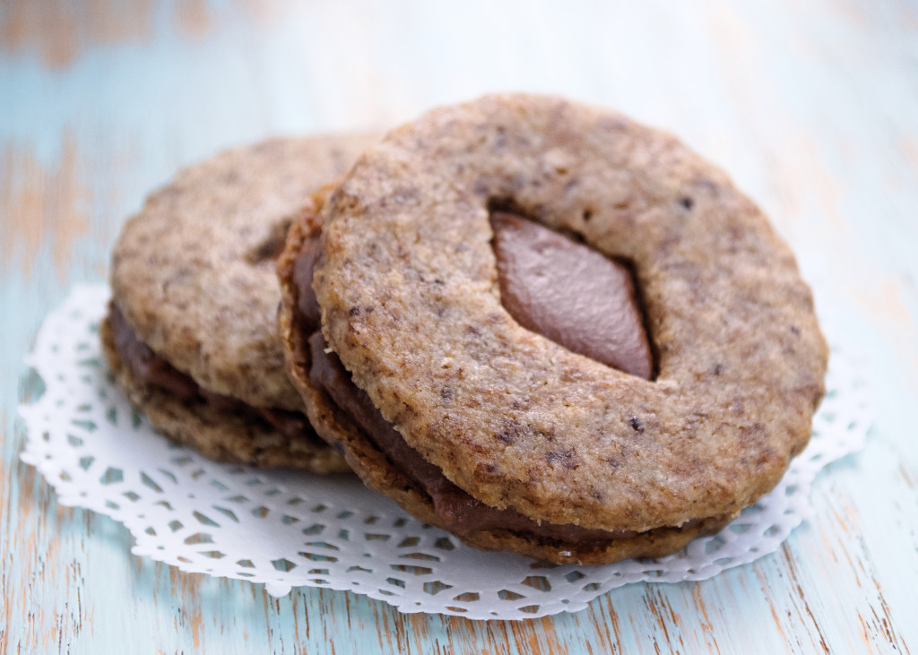 Galletas de moca capuchino: galletas de mantequilla espresso con ganache de chocolate con leche