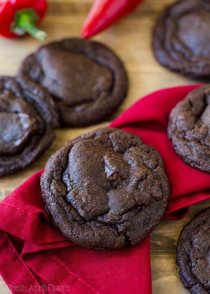 Galletas de chocolate de Cayena: galletas de chocolate ricas y decadentes condimentadas con los sabores sutiles de cayena y canela. ¡La galleta perfecta para calentar tu barriga y tu paladar!
