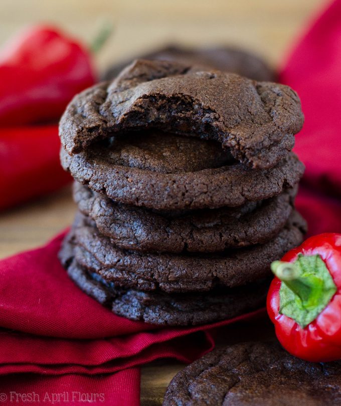 Galletas de chocolate de Cayena: galletas de chocolate ricas y decadentes condimentadas con los sabores sutiles de cayena y canela. ¡La galleta perfecta para calentar tu barriga y tu paladar!