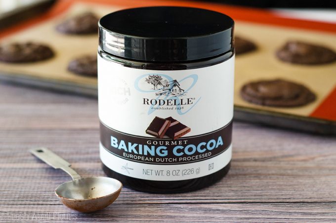 Galletas de chocolate de Cayena: galletas de chocolate ricas y decadentes condimentadas con los sabores sutiles de cayena y canela. ¡La galleta perfecta para calentar tu barriga y tu paladar!