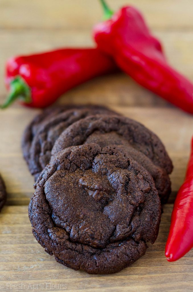 Galletas de chocolate de Cayena: galletas de chocolate ricas y decadentes condimentadas con los sabores sutiles de cayena y canela. ¡La galleta perfecta para calentar tu barriga y tu paladar!