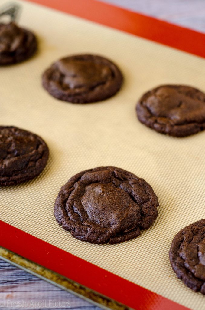 Galletas de chocolate de Cayena: galletas de chocolate ricas y decadentes condimentadas con los sabores sutiles de cayena y canela. ¡La galleta perfecta para calentar tu barriga y tu paladar!
