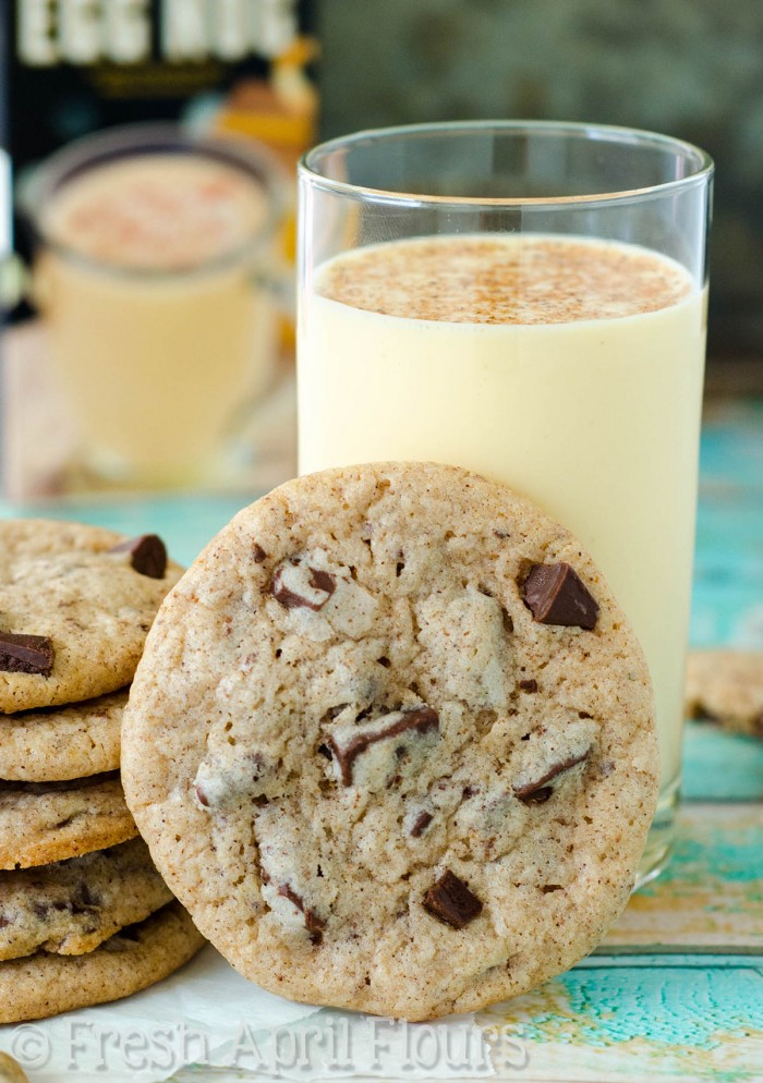Galletas de chocolate y trozos de ponche de huevo: galletas tiernas con bordes crujientes aderezados con canela, nuez moscada y ponche de huevo. ¡Los trozos de chocolate añaden el complemento perfecto a todas las especias!