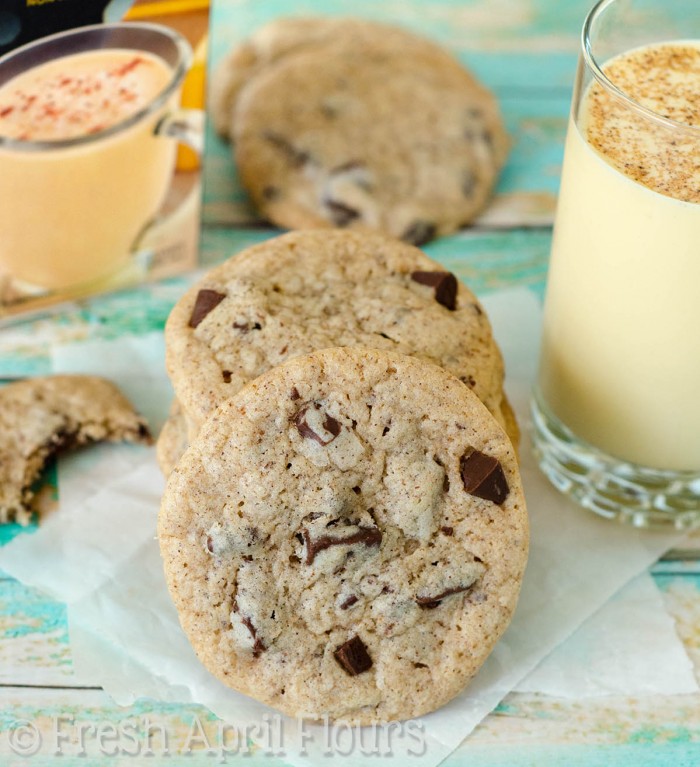 Galletas de chocolate y trozos de ponche de huevo: galletas tiernas con bordes crujientes aderezados con canela, nuez moscada y ponche de huevo. ¡Los trozos de chocolate añaden el complemento perfecto a todas las especias!