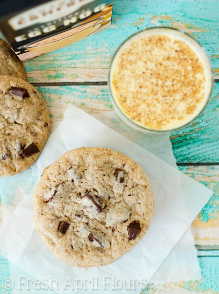 Galletas de chocolate y trozos de ponche de huevo: galletas tiernas con bordes crujientes aderezados con canela, nuez moscada y ponche de huevo. ¡Los trozos de chocolate añaden el complemento perfecto a todas las especias!