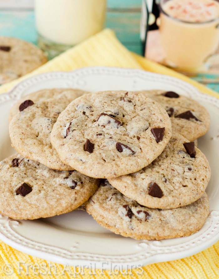 Galletas de chocolate y trozos de ponche de huevo: galletas tiernas con bordes crujientes aderezados con canela, nuez moscada y ponche de huevo. ¡Los trozos de chocolate añaden el complemento perfecto a todas las especias!
