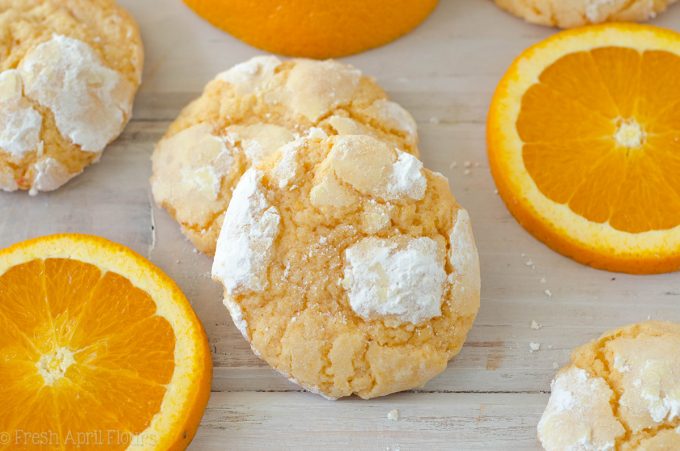 Galletas cremosas de color naranja: galletas crujientes y agrias con sabor a naranja brillante.