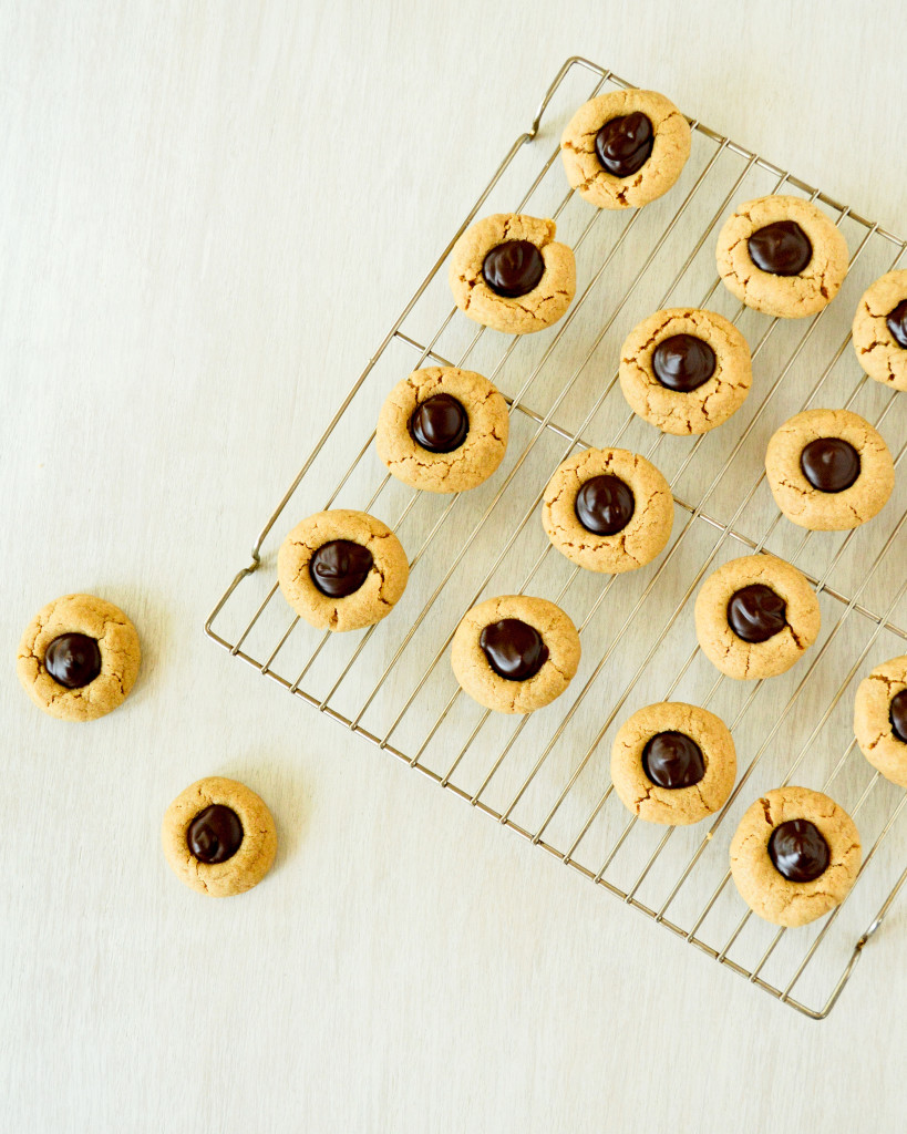 Galletas de huella digital de chocolate con mantequilla de maní