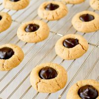 Galletas de huella digital de chocolate con mantequilla de maní