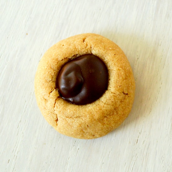 Galletas de huella digital de chocolate con mantequilla de maní