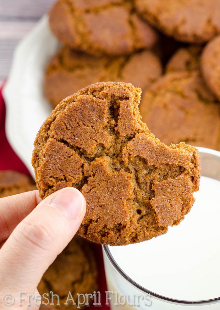 Galletas de jengibre: 2 maneras: galletas de melaza perfectamente condimentadas: blandas y masticables o crujientes y crujientes. Una receta, dos resultados diferentes con un solo intercambio de ingredientes.