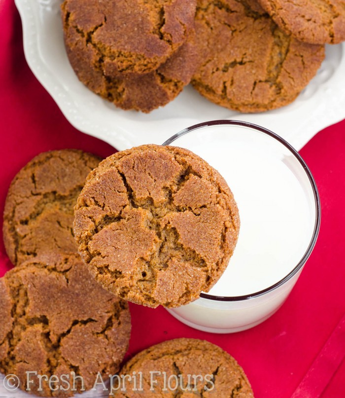 Galletas de jengibre: 2 maneras: galletas de melaza perfectamente condimentadas: blandas y masticables o crujientes y crujientes. Una receta, dos resultados diferentes con un solo intercambio de ingredientes.