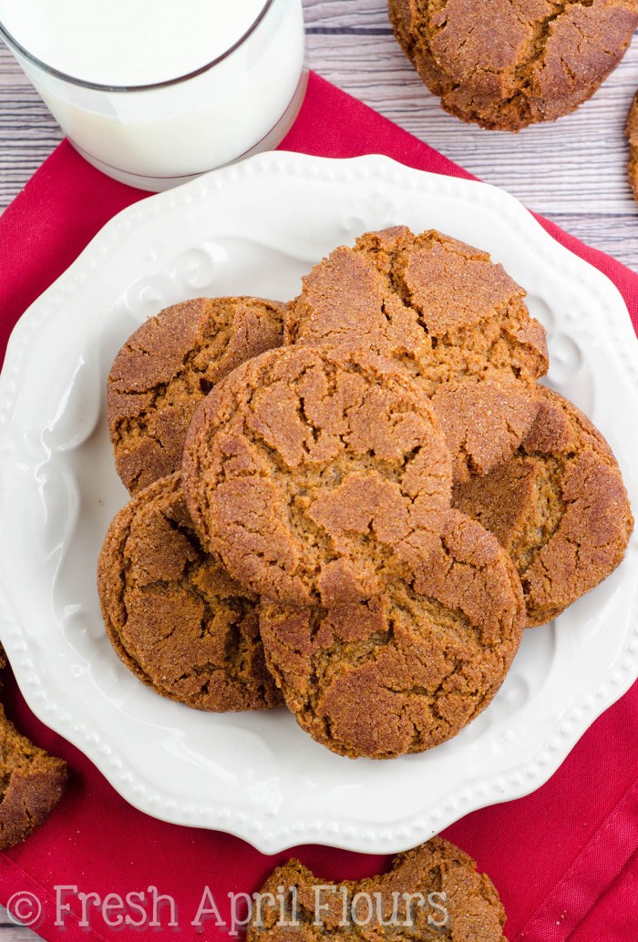 Galletas de jengibre: 2 maneras: galletas de melaza perfectamente condimentadas: blandas y masticables o crujientes y crujientes. Una receta, dos resultados diferentes con un solo intercambio de ingredientes.