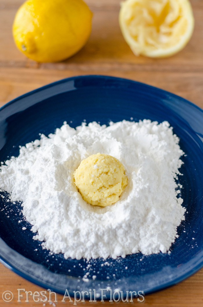 Galletas arrugadas de limón: Galletas arrugadas dulces y agrias con sabor a limón brillante.