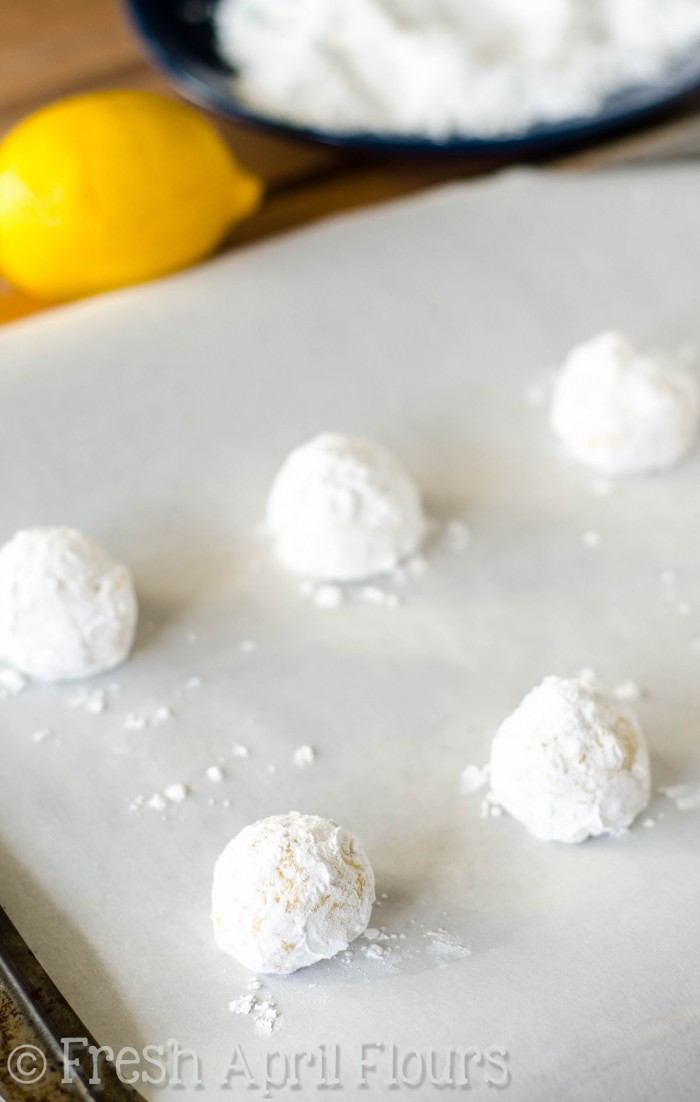 Galletas arrugadas de limón: Galletas arrugadas dulces y agrias con sabor a limón brillante.