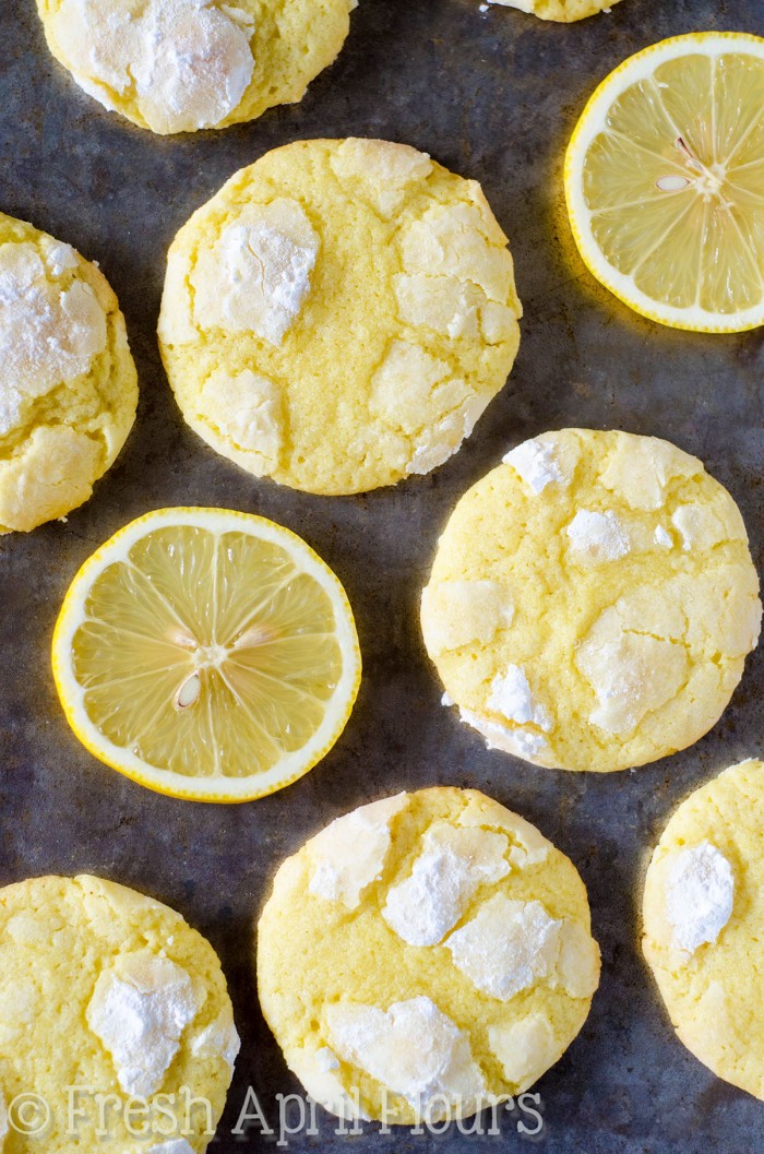 Galletas arrugadas de limón: Galletas arrugadas dulces y agrias con sabor a limón brillante.