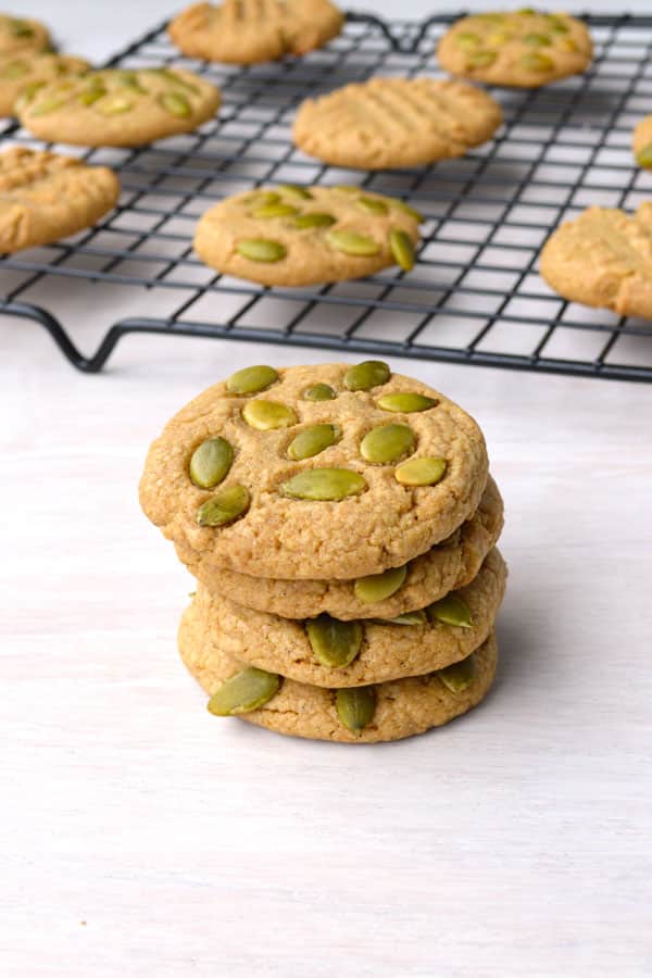 ¡Galletas de mantequilla de semillas de girasol hechas con Sunbutter! Estas galletas suaves son 100% integrales, veganas y no tienen azúcar refinada. Un placer que puedes disfrutar sin culpa!