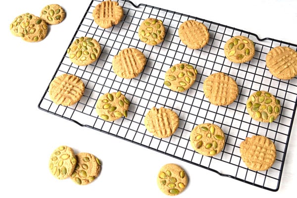 ¡Galletas de mantequilla de semillas de girasol hechas con Sunbutter! Estas galletas suaves son 100% integrales, veganas y no tienen azúcar refinada. Un placer que puedes disfrutar sin culpa!