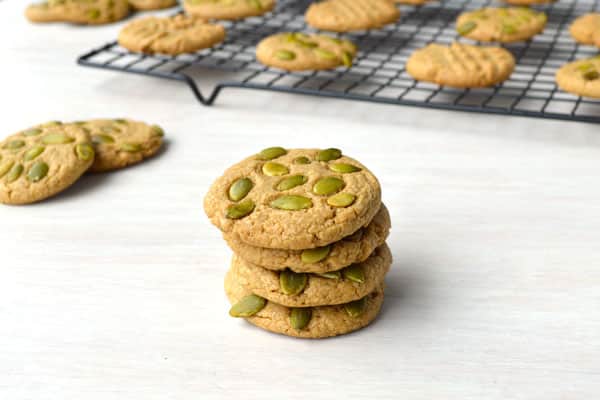 ¡Galletas de mantequilla de semillas de girasol hechas con Sunbutter! Estas galletas suaves son 100% integrales, veganas y no tienen azúcar refinada. Un placer que puedes disfrutar sin culpa!