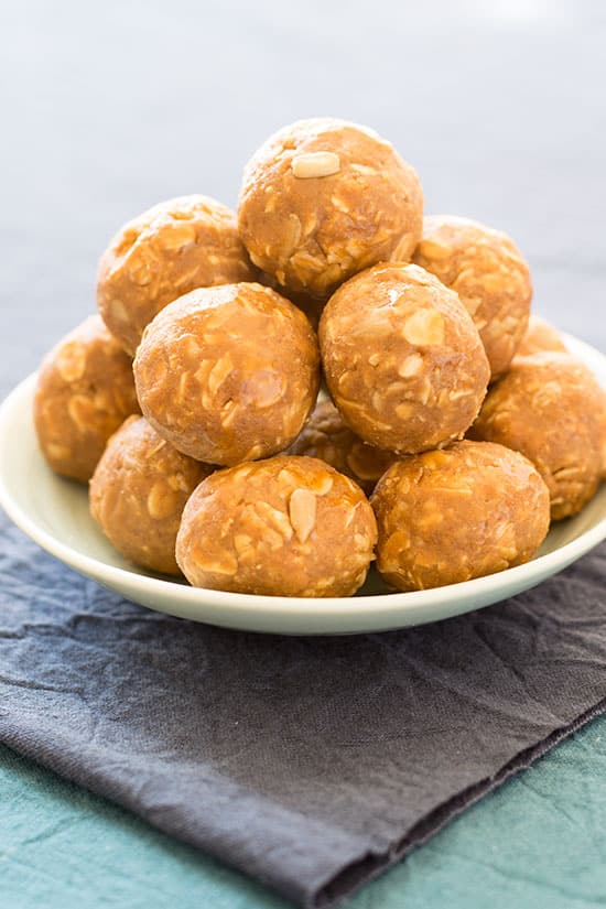 SunButter No Bake Energy Bites: ¡bolitas de bocadillos saludables que saben a galletas de avena sin azúcar refinada! #cleaneating #realfood