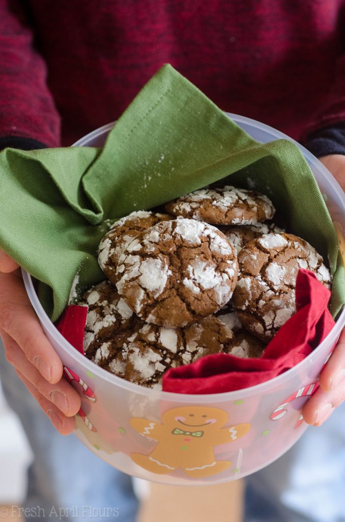 Galletas de pan de jengibre: una galleta crujiente y picante cubierta de azúcar en polvo dulce, ideal para mojar en un vaso de ponche de huevo.