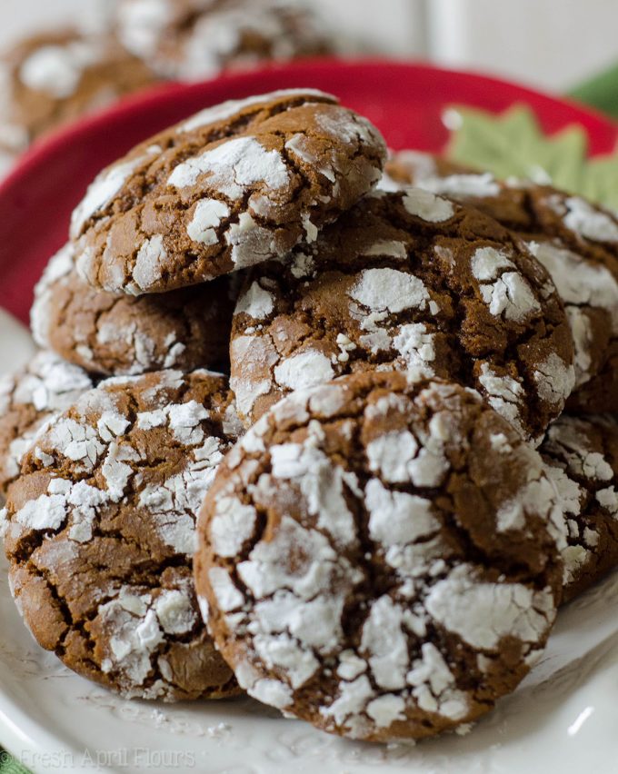 Galletas de pan de jengibre: una galleta crujiente y picante cubierta de azúcar en polvo dulce, ideal para mojar en un vaso de ponche de huevo.