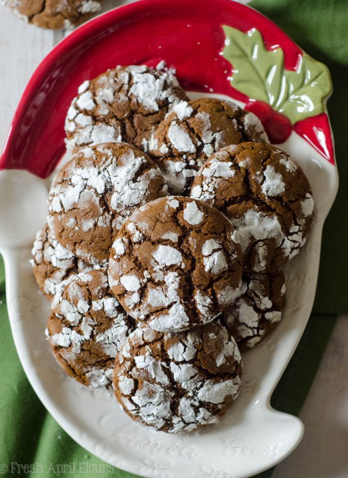 Galletas de pan de jengibre: una galleta crujiente y picante cubierta de azúcar en polvo dulce, ideal para mojar en un vaso de ponche de huevo.