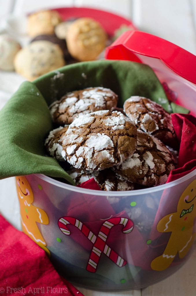 Galletas de pan de jengibre: una galleta crujiente y picante cubierta de azúcar en polvo dulce, ideal para mojar en un vaso de ponche de huevo.