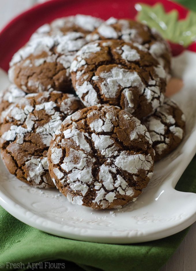 Galletas de pan de jengibre: una galleta crujiente y picante cubierta de azúcar en polvo dulce, ideal para mojar en un vaso de ponche de huevo.