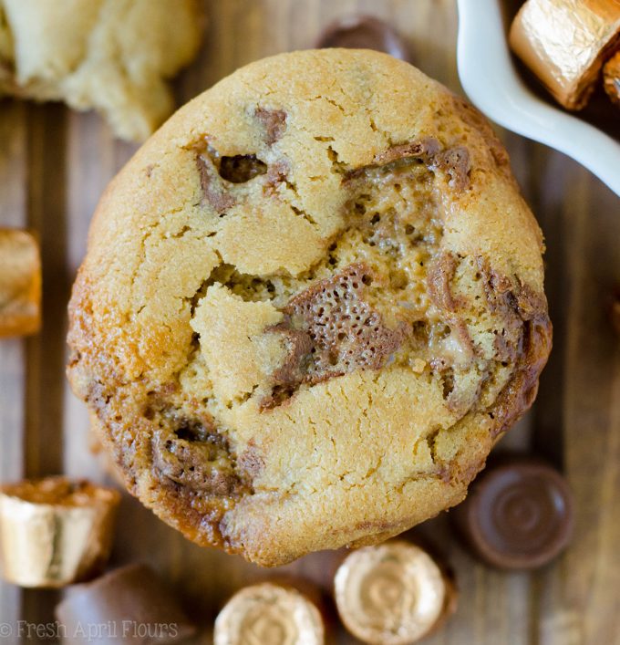 Galletas Rolo de mantequilla de maní (Sumbitches): Galletas suaves y masticables de mantequilla de maní rellenas con Rolos picados.