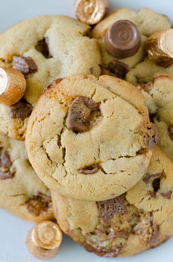 Galletas Rolo de mantequilla de maní (Sumbitches): Galletas suaves y masticables de mantequilla de maní rellenas con Rolos picados.