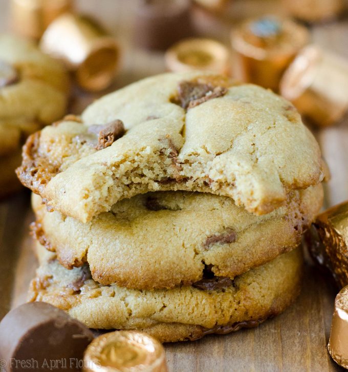 Galletas Rolo de mantequilla de maní (Sumbitches): Galletas suaves y masticables de mantequilla de maní rellenas con Rolos picados.